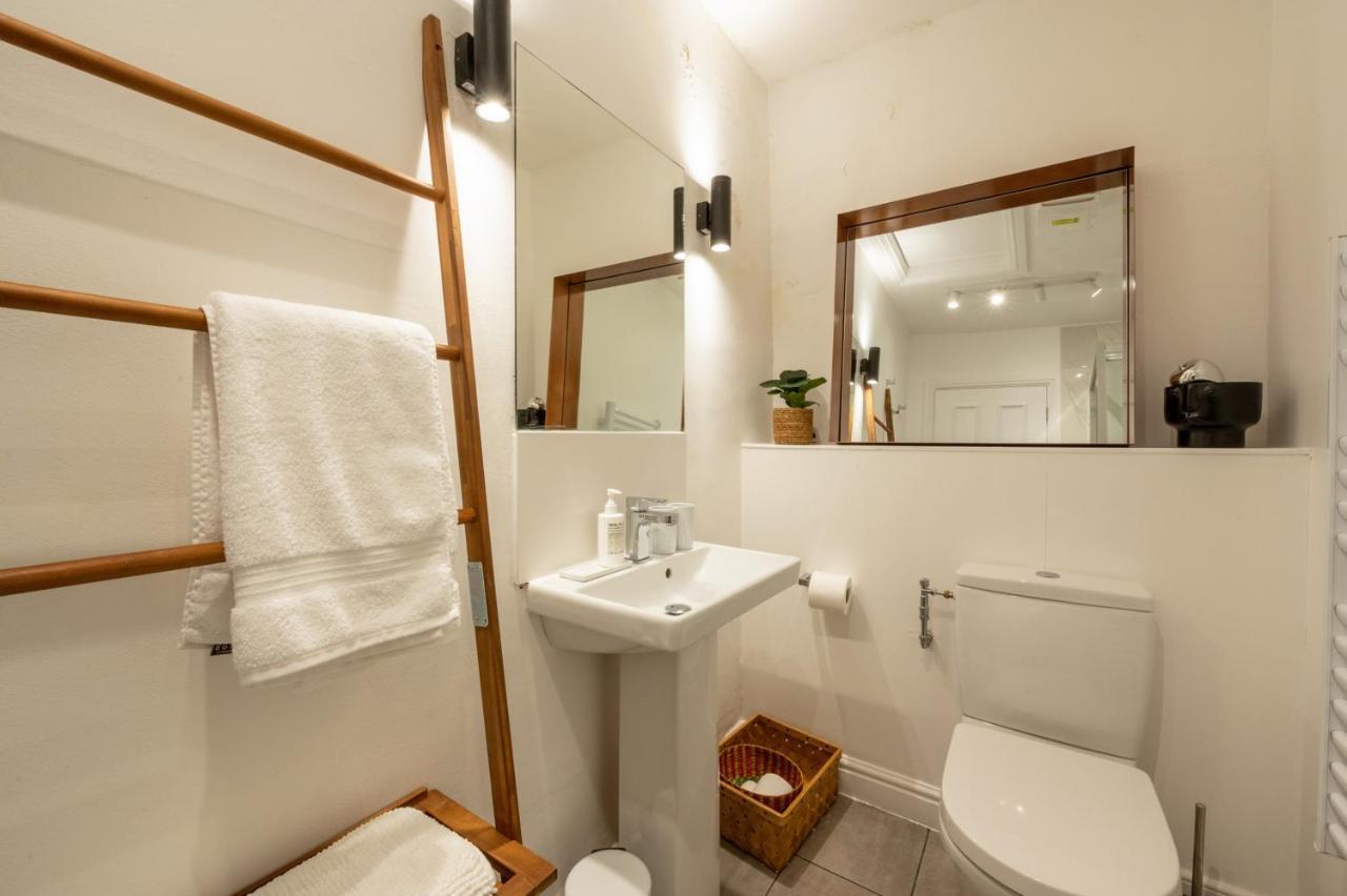 Contemporary Apartment On The Historic Rows Честер Экстерьер фото
