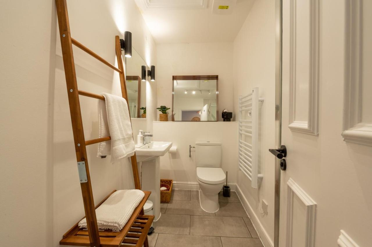 Contemporary Apartment On The Historic Rows Честер Экстерьер фото